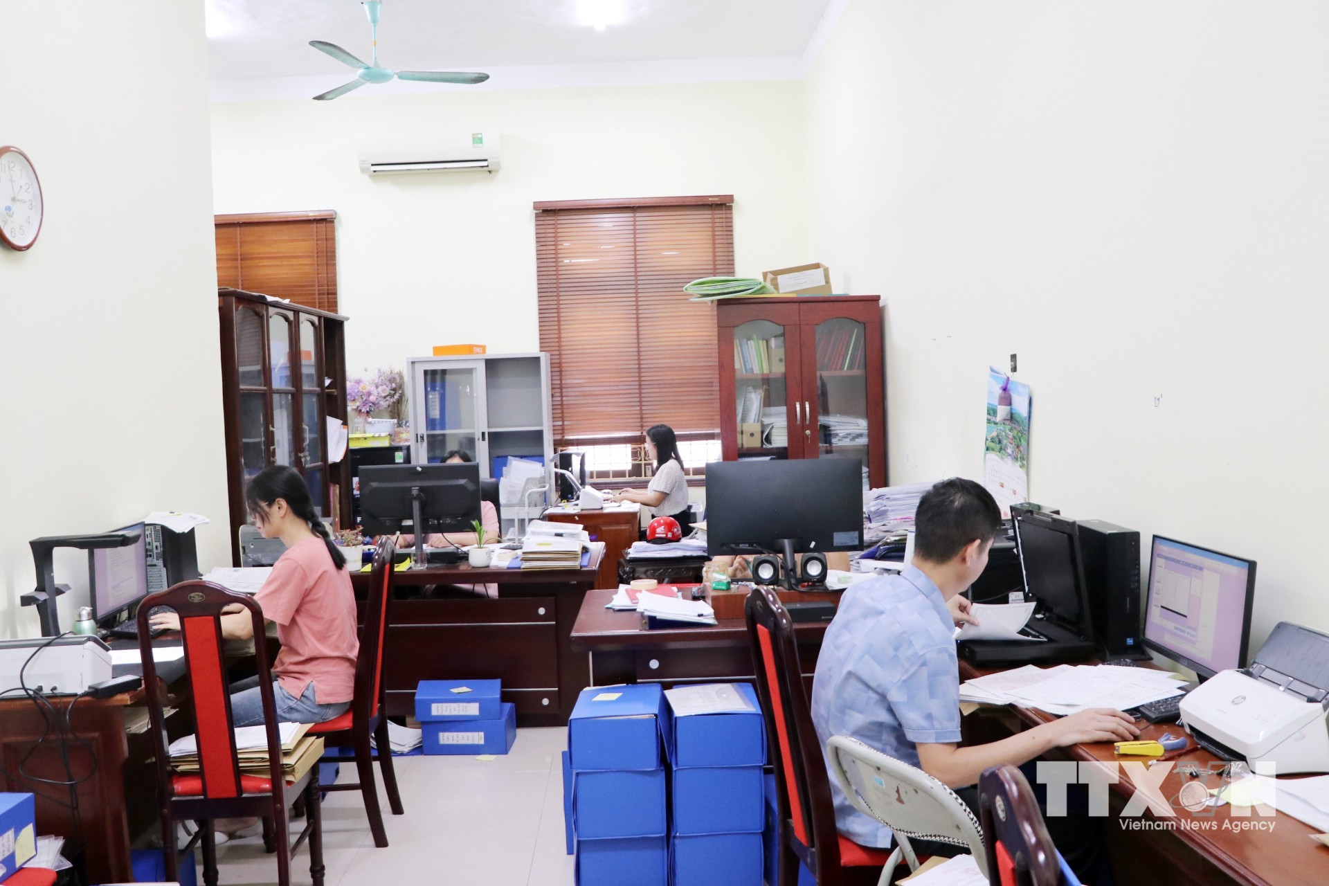 Việc đẩy mạnh số hóa và tạo lập hồ sơ đảng viên điện tử đang được các cấp ủy, tổ chức đảng triển khai đồng bộ, đánh dấu bước chuyển mình quan trọng trong công tác xây dựng Đảng. (Ảnh: Mạnh Tú/TTXVN)